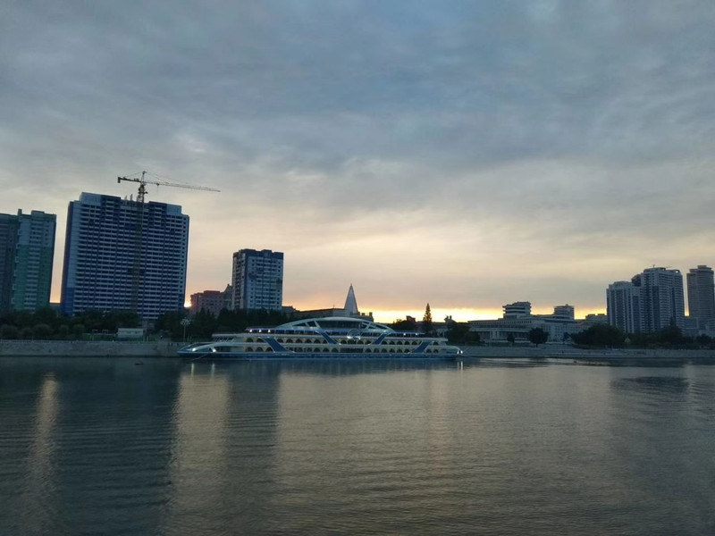 Ficheiro:Fishing on the Taedong River 대동강 in Pyongyang