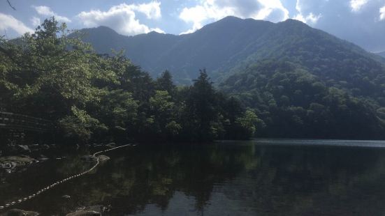 汤元温泉 汤之湖 据说最佳游玩季节是枫叶红了的时候。湖面倒映