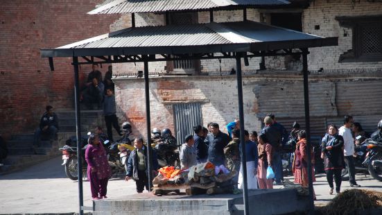 火葬台就在巴格玛蒂河岸边，是尼泊尔人火葬的地方。以一座桥划分