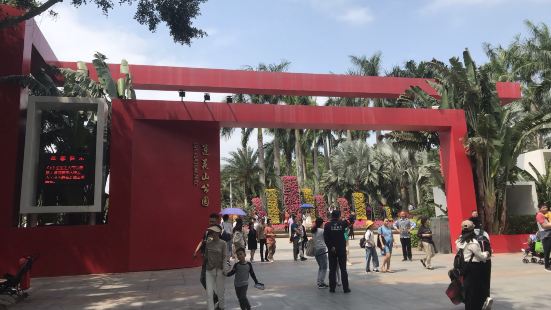 莲花山公园是深圳最佳观景公园，也是最热门的公园之一，在深圳少
