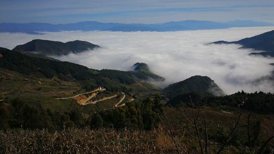 在元江的南岸,毗邻红河县的地方,有一片以梯田云海、哈尼文化闻