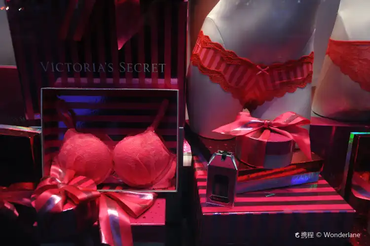 Hotels near Victoria's Secret & PINK by Victoria's Secret