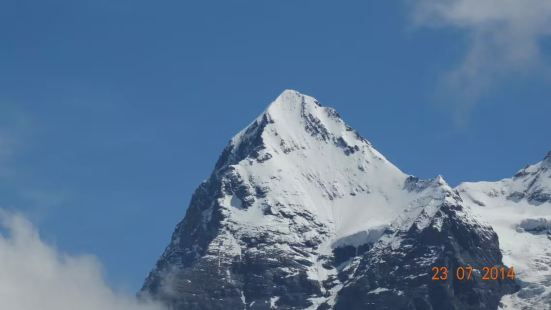 艾格峰位於因特拉肯南部，是瑞士境內的阿爾卑斯山脈群峰之一，平