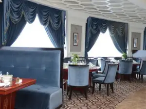 藍鯨大飯店旋轉餐廳