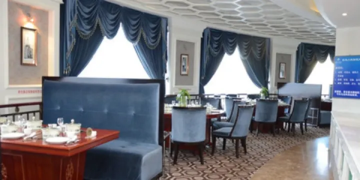 藍鯨大酒店旋轉餐廳