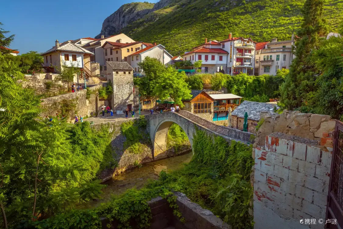 Hotels near Crooked Bridge