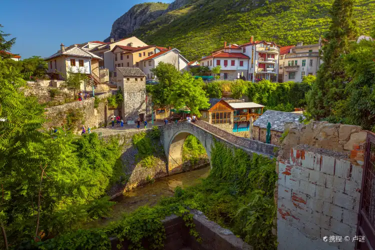 Hotels near Crooked Bridge