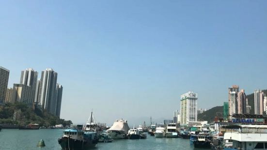 香港仔是一个鲜为人知的地名，在港岛的南区。早先由于附近有坟场