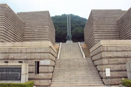 仁川登陸作戰紀念館也是一座很重要的地方，仁川登陸紀念館也是一