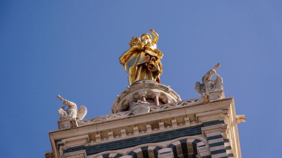 从马赛的各个角度，都可以清晰的看到圣殿顶端的金色加身圣母子。
