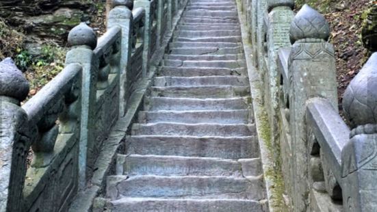 武当山二天门前这一段台阶，我认为是整个明神道里最陡的一段石阶