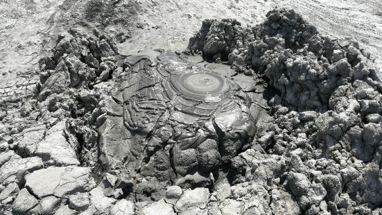 泥火山又称假火山，是夹带着水，泥，砂和岩屑的地下天然气体，在