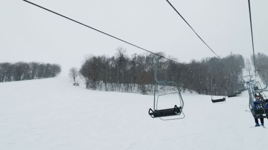 富良野的滑雪场住在附近的走过来还行如果住在镇里的略不方便，交