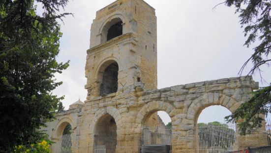 阿尔勒另外一个有名的遗迹就是古代剧场，它建于公元前一世纪末。