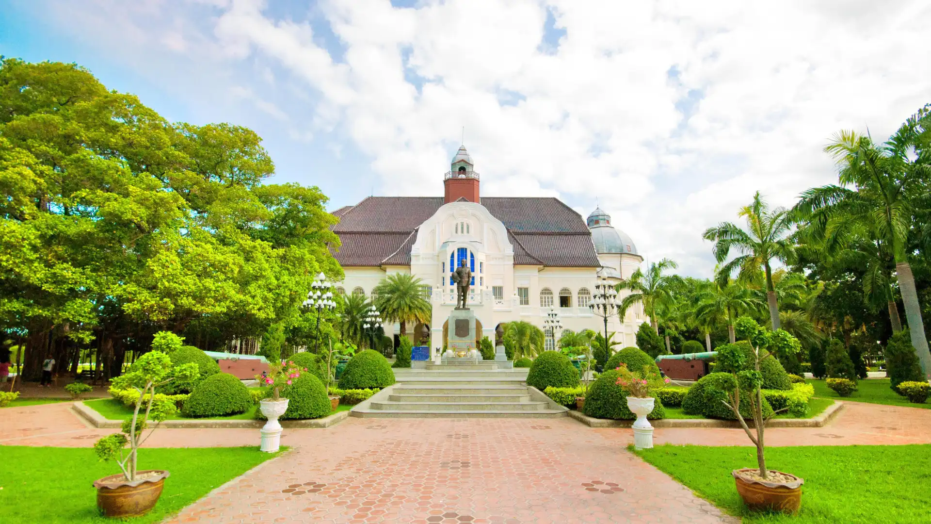 Hotels near Phra Ram Ratchaniwet (Wang Ban Puen)