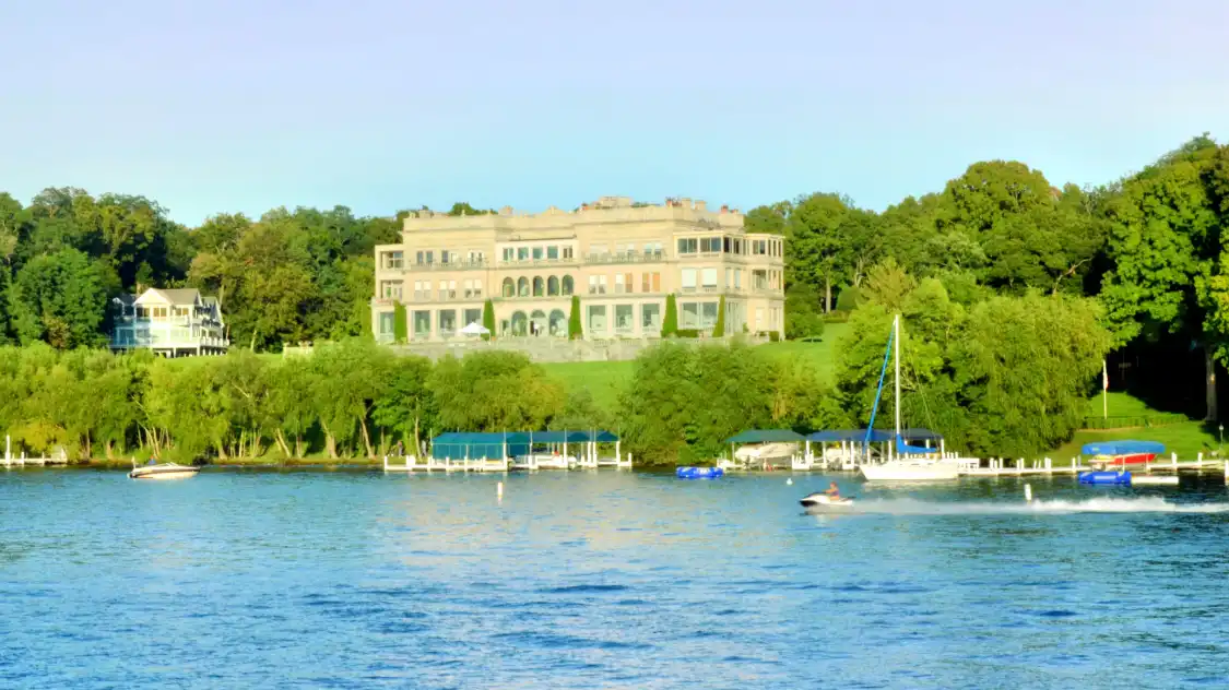 Hotels near Geneva Lake