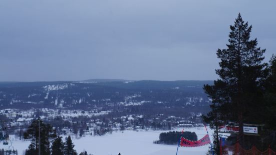 酒店旁邊就是滑雪場，在天台可以看到滑雪場的景色。時間尚早，來