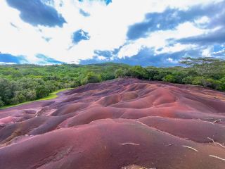 シャマレルにある7つのアースカラーの滝。
息を呑むほど美しい光景です。ぜひ訪れて、この地球の美しさを理解してみてください。
入場料は250ルピア。カードでお支払いいただけます。島内を移動するには車が必要です。
島にお越しの際は、ぜひお見逃しなく。
#wintergetaway