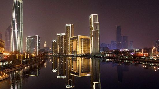 天津瑞吉金融街倒着凹型的建築，前面毗鄰海河，後面是天津的商業