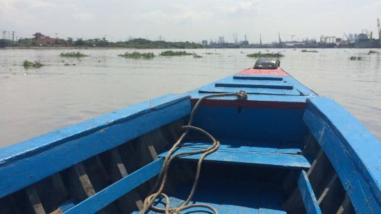 個人覺得不錯，雇了船在西貢河上遊了一個小時，3個人30000