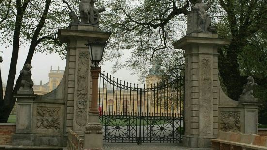 这里被人们称为夏宫，是波兰皇家夏天避暑的行宫。宫殿位于华沙的