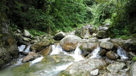 九龙沟512地震过后没有进行修复，现以封闭，要进入山里，需从