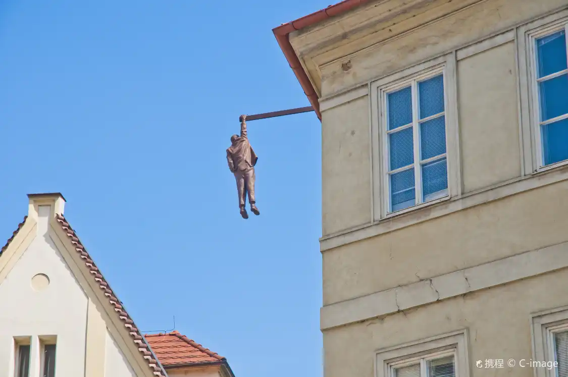 매달린 지그문트 프로이트 동상 주변 호텔