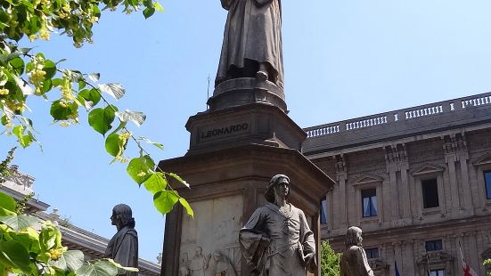 斯卡拉廣場的中心是達芬奇紀念碑，雕塑家彼得羅&middot;