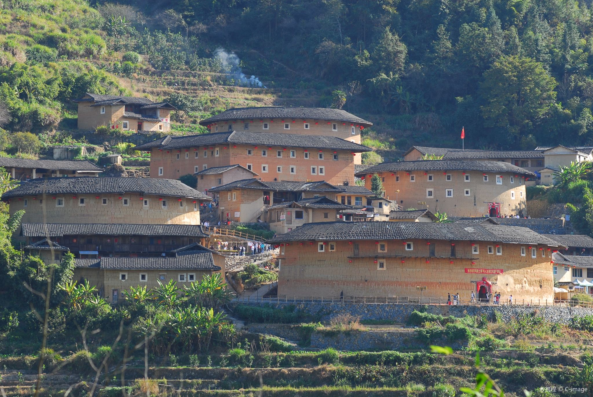 tour di un giorno all'attrazione Nanjing Tulou Tianluokeng per ammirare i quattro piatti e una zuppa - tempo più abbondante con piccoli gruppi