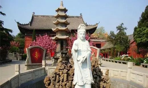 洛阳广化寺洛阳广化寺，位于中国河南洛阳龙门石窟北500米处山