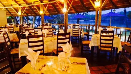 Amulonga Restaurant at Azambezi River Lodge