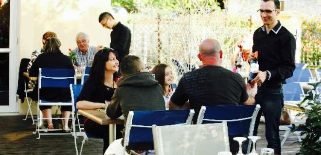 Les Pieds Sous la Table