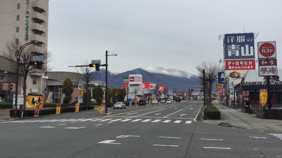 很漂亮的山峰，從輕井澤站就能看到。在南面出口靠奧特萊斯這一側