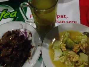 Sate Sapi dan lontong sayur pak cipto