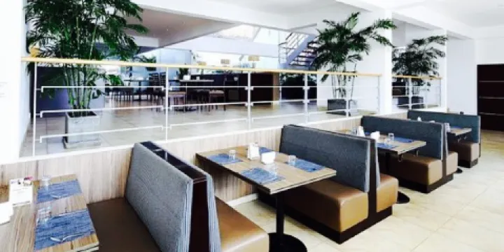 La Plaza Bar & Grill