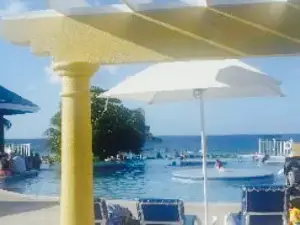 Breezes Runaway Bay Resort & Golf Club