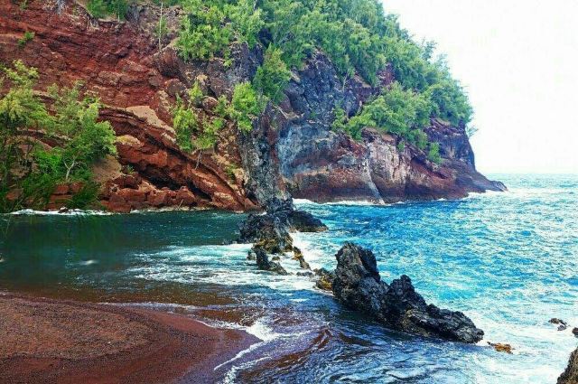 Kaihalulu (Red Sand) Beach