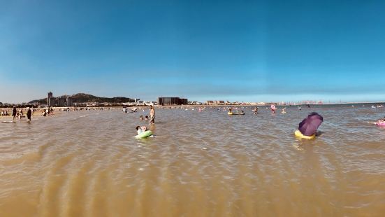 岚山有多岛海海滩浴场，海水还可以，有一些浒苔，人不多，没有日