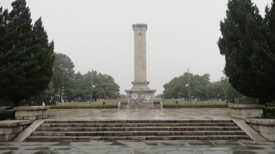 四明山烈士纪念碑是一个红色旅游的景点，纪念碑在一个小山顶上，