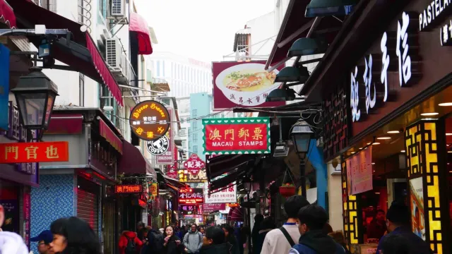 官也街街景，遠處可見誠昌水蟹粥招牌