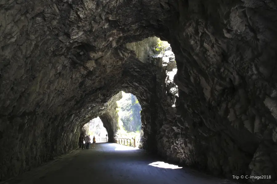 Jiuqu Cave