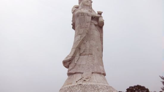 是迄今为止全球最高的汉白玉妈祖像，塑像由120块汉白玉石雕刻