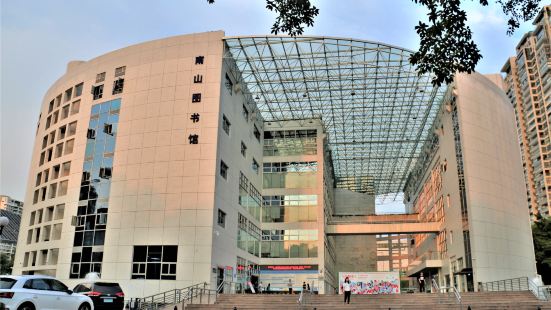 位于深圳南山区常兴路176号的南山图书馆是南山区的一座标志性