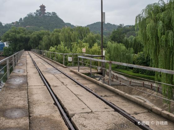 Zhongguo Huanghe Diyi Tieluqiao Ruins