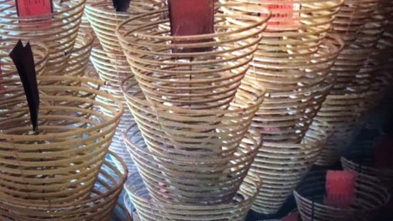 上百年的庙宇，每逢北帝诞期，庙前都会举行盛大的贺诞活动，里面