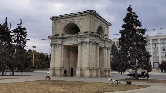 基希訥烏凱旋門也稱神聖門，位於市中心廣場，建於1841年，是