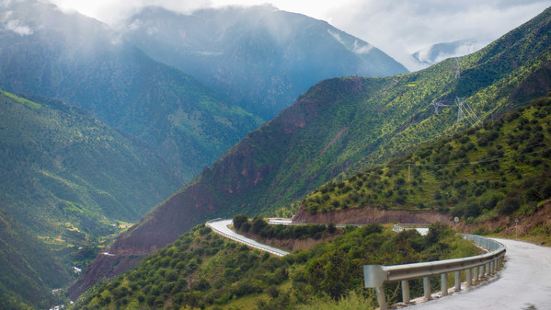 拉乌山是川藏公路318国道西藏芒康境内的一个平缓的山口,在这
