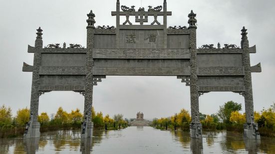 旧广武城是山西现存最完整的古城，它雄踞隘口，南望内长城，东靠