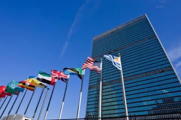 联合国大厦也是一座很著名的美国建筑，这里的土地归属联合国使用