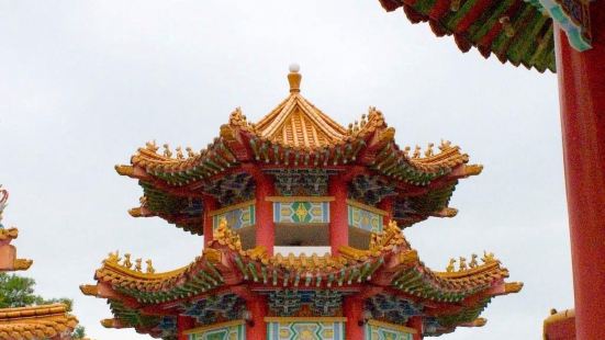 乐圣岭天后宫位于吉隆坡市区南方的小山坡上，大殿居高临下，建筑